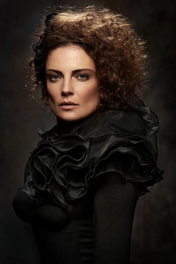 Теодора Духовникова: За да си добър актьор, трябва да излезеш на сцената и да разкриеш душата си!